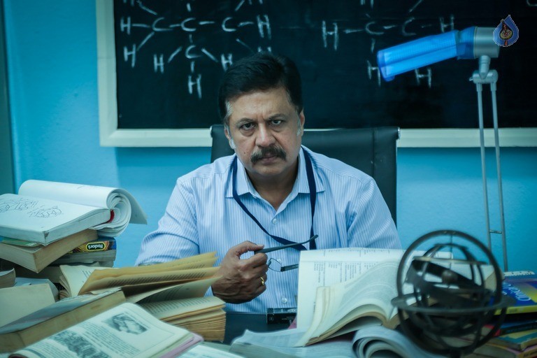 Maayavan Tamil Movie Photos - 20 / 21 photos