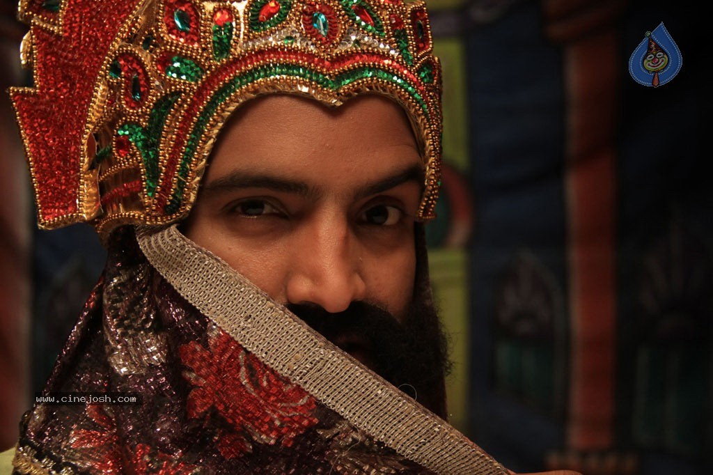 Madha Gaja Raja Tamil Movie Stills - 6 / 35 photos