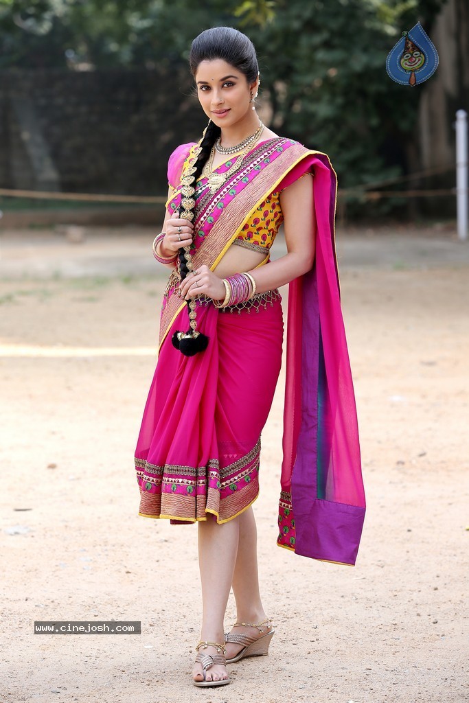 Madhurima Stills in Kotha Janta - 1 / 14 photos