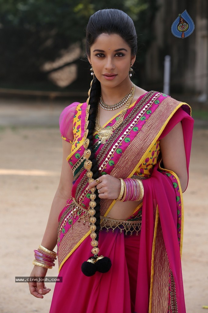 Madhurima Stills in Kotha Janta - 5 / 14 photos