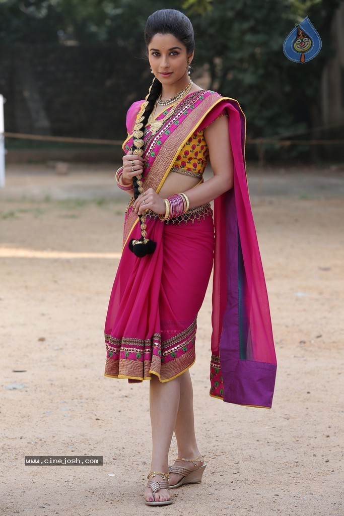 Madhurima Stills in Kotha Janta - 12 / 14 photos
