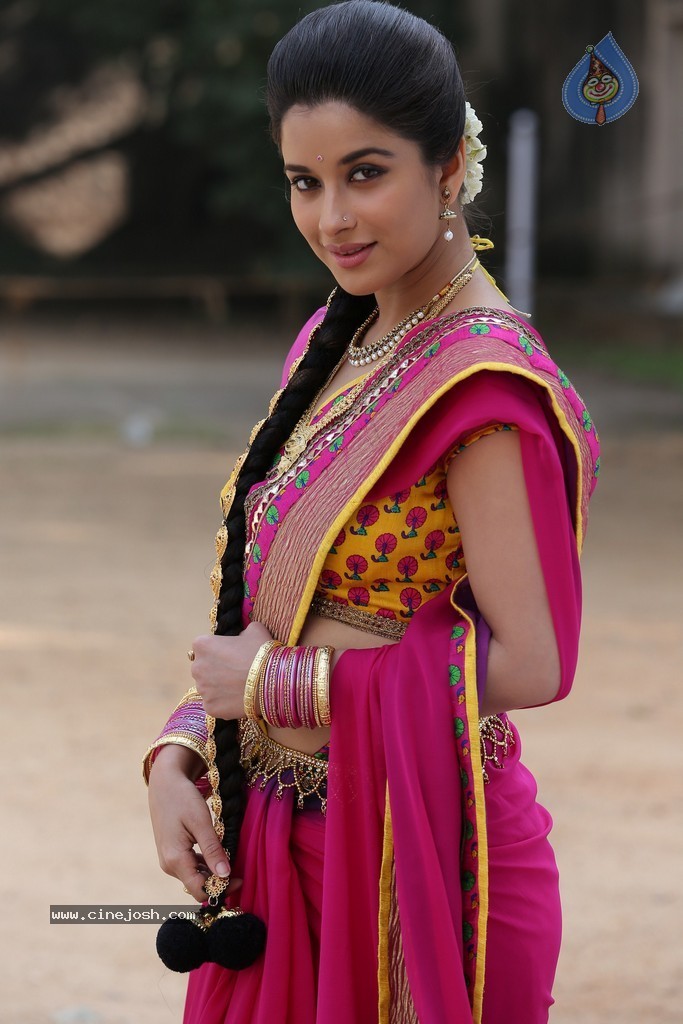 Madhurima Stills in Kotha Janta - 13 / 14 photos