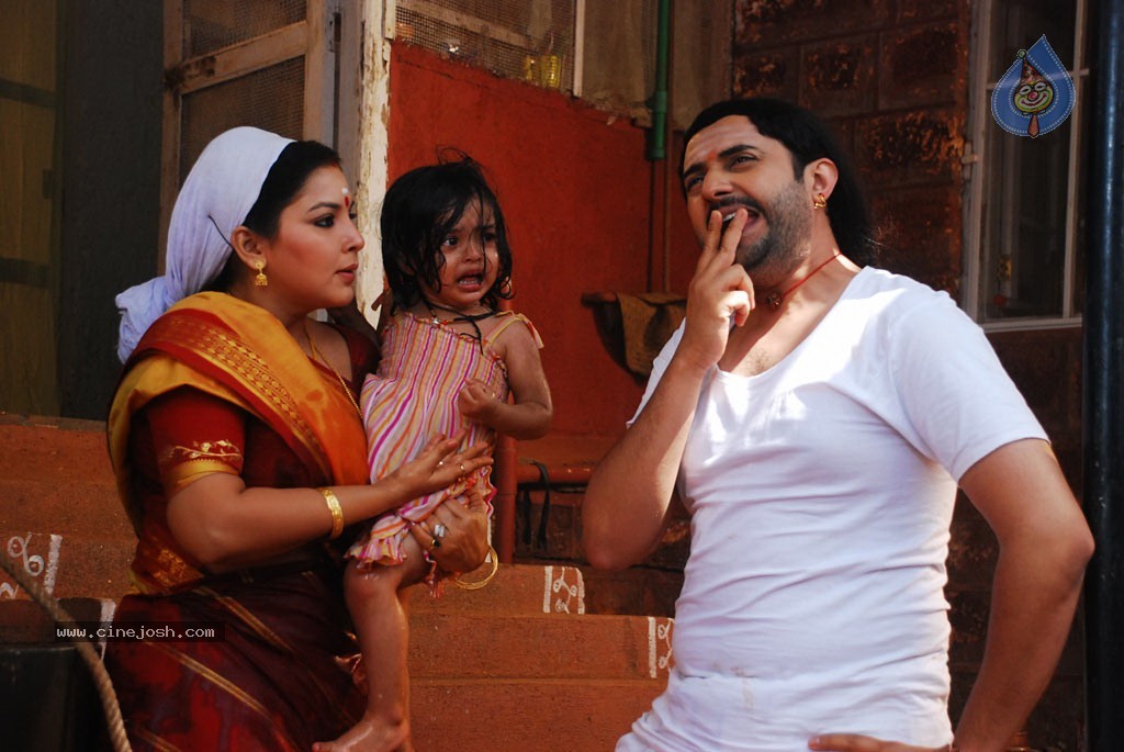 Madisar Mami Tamil Movie Hot Stills - 4 / 98 photos