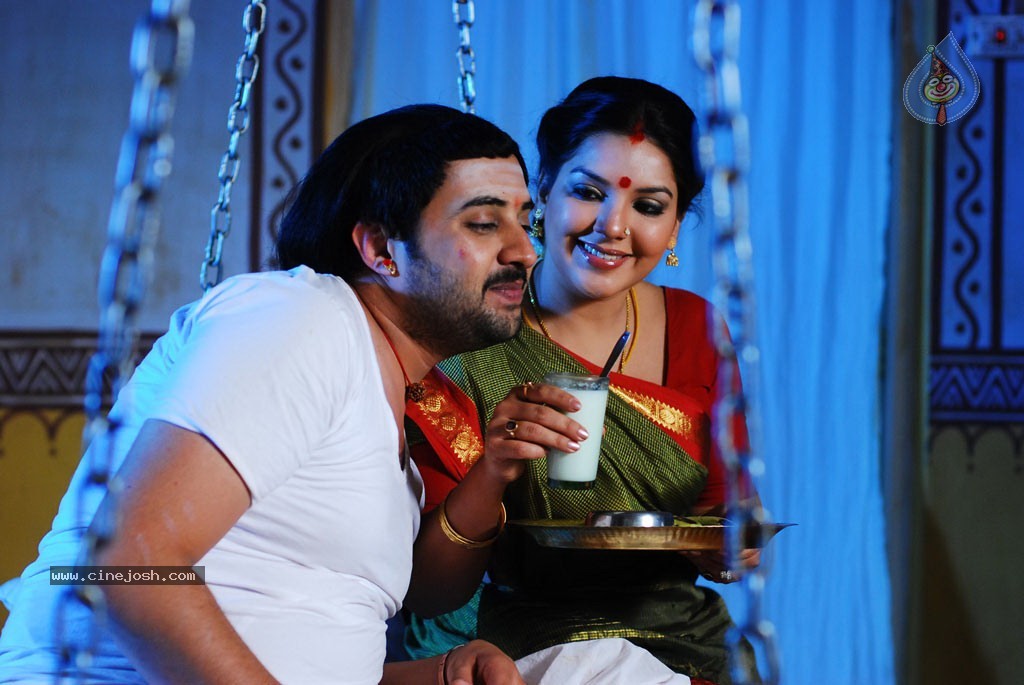 Madisar Mami Tamil Movie Hot Stills - 12 / 98 photos