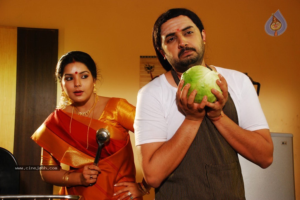 Madisar Mami Tamil Movie Hot Stills - 15 / 98 photos