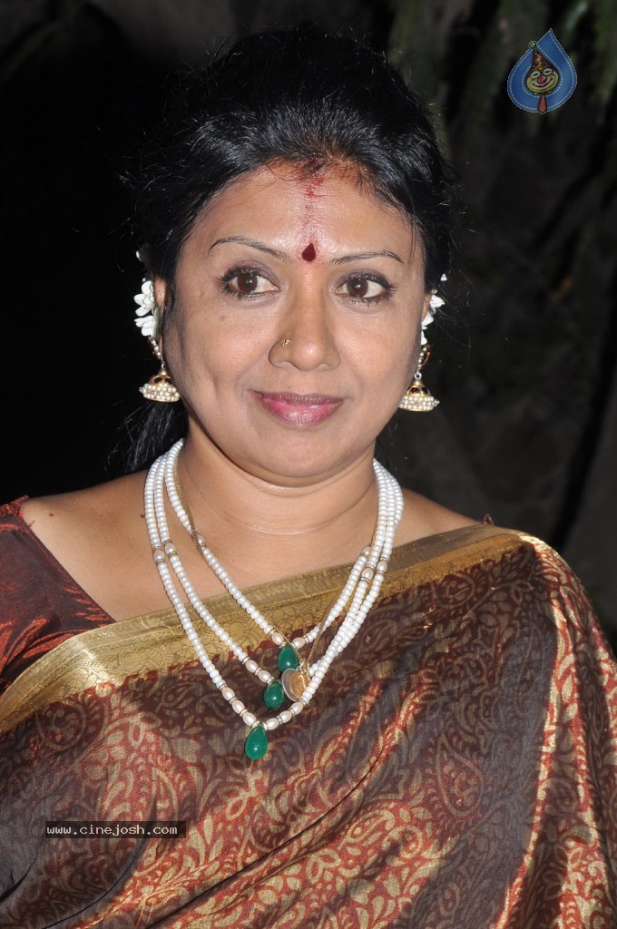 Madisar Mami Tamil Movie Hot Stills - 22 / 98 photos