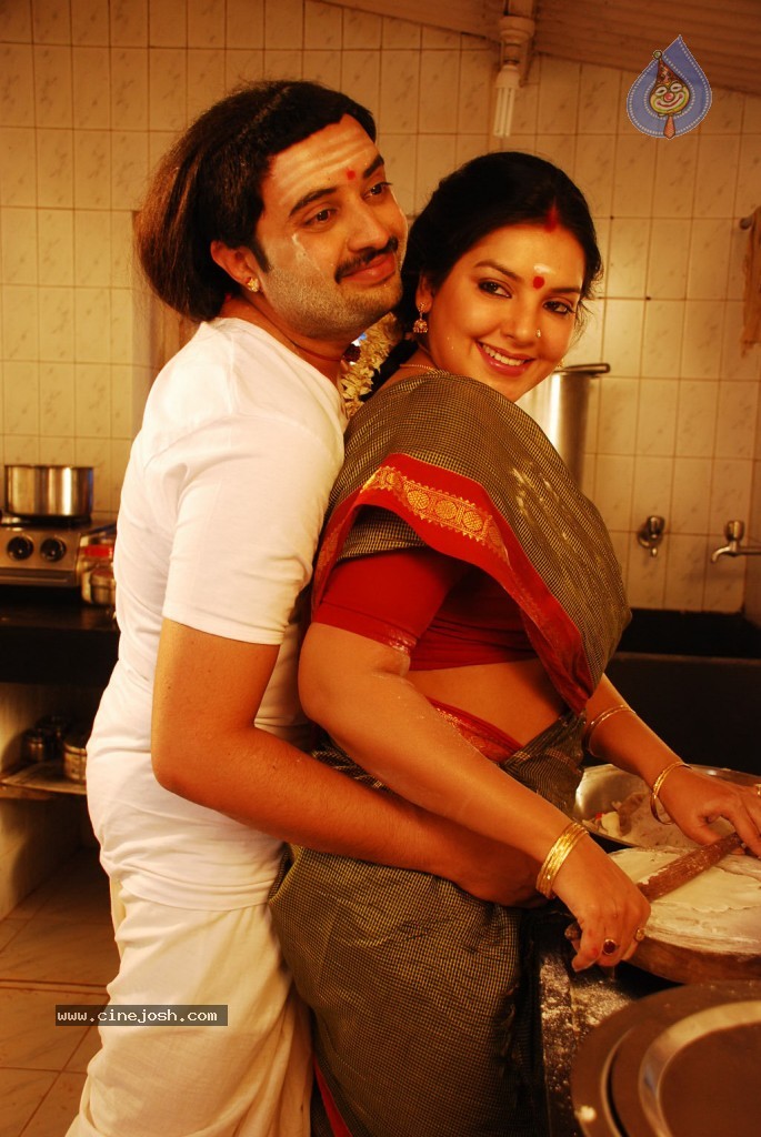 Madisar Mami Tamil Movie Hot Stills - 25 / 98 photos