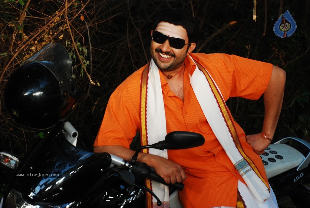 Madisar Mami Tamil Movie Hot Stills - 27 / 98 photos