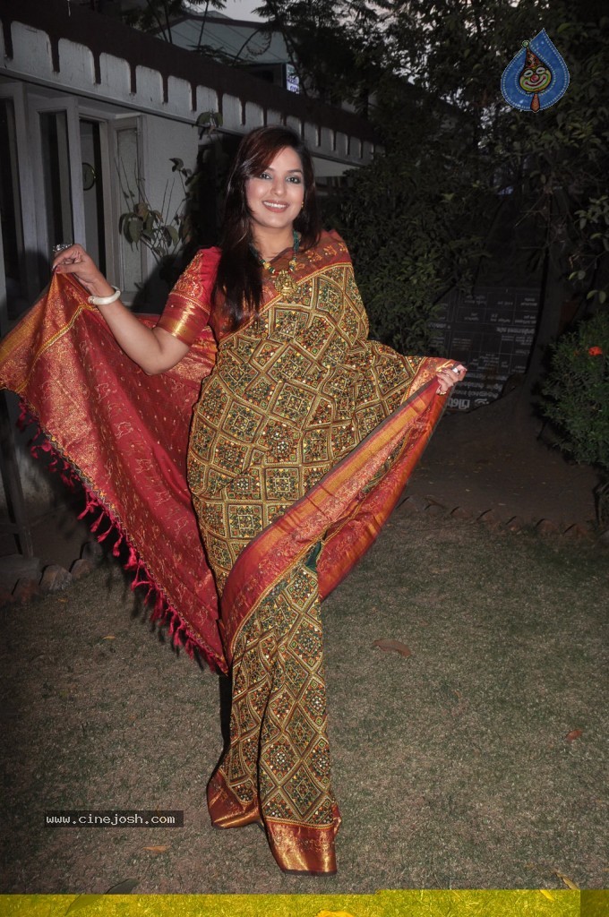 Madisar Mami Tamil Movie Hot Stills - 28 / 98 photos