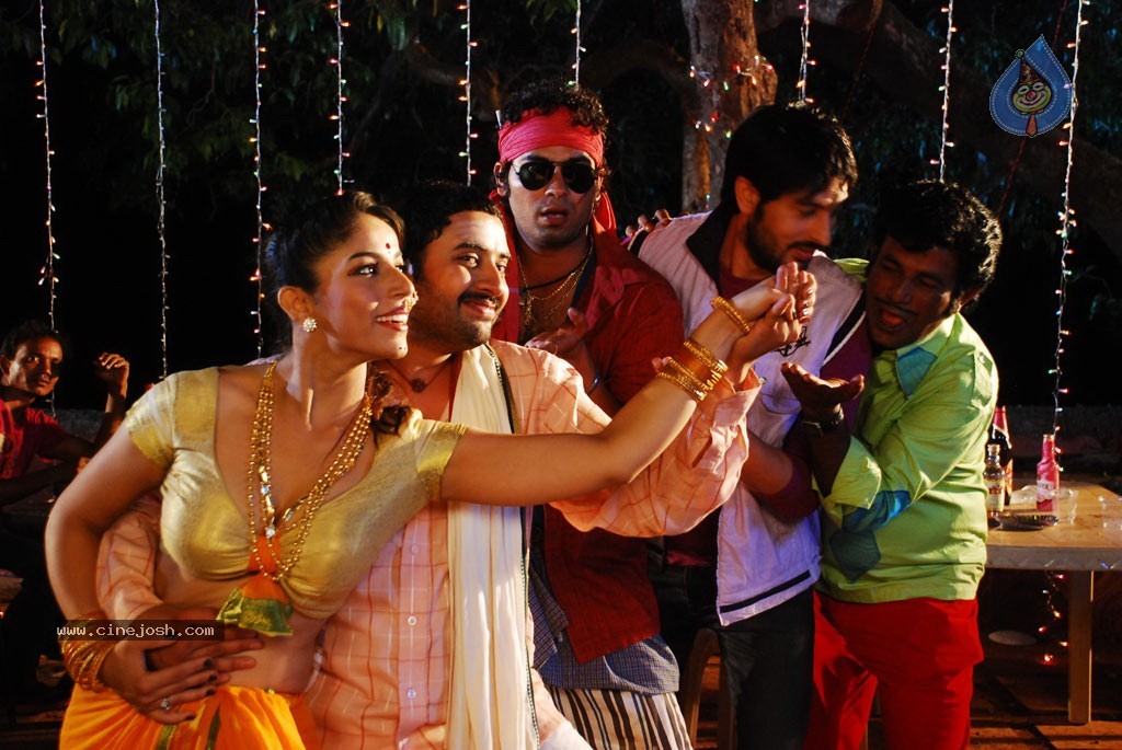 Madisar Mami Tamil Movie Hot Stills 98 Photos Page 2 Photos Gallery The sari and the tying style dates back to ancient india, at least as far back as the period between 2nd century bc to 1st century ad when the antariya and uttariya garments were merged to. madisar mami tamil movie hot stills 98