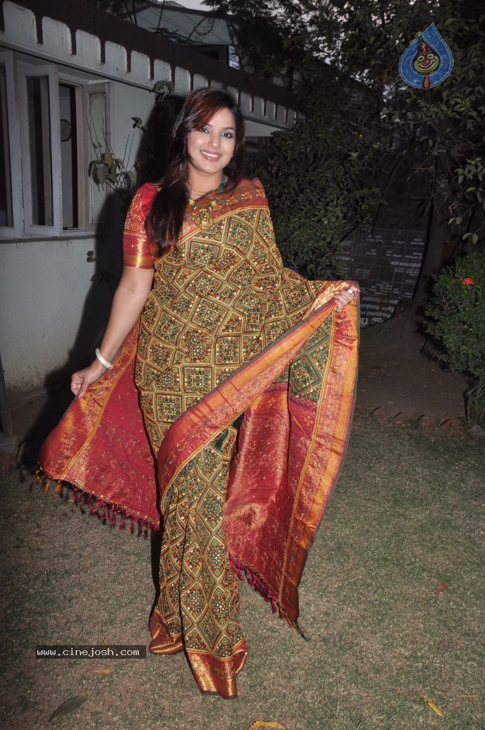 Madisar Mami Tamil Movie Hot Stills - 39 / 98 photos
