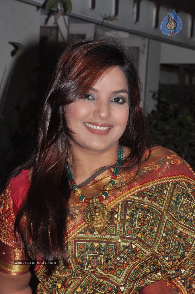 Madisar Mami Tamil Movie Hot Stills - 48 / 98 photos