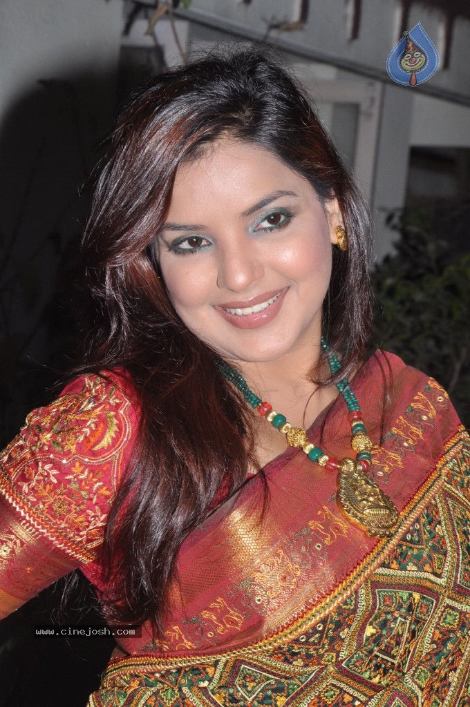Madisar Mami Tamil Movie Hot Stills - 73 / 98 photos