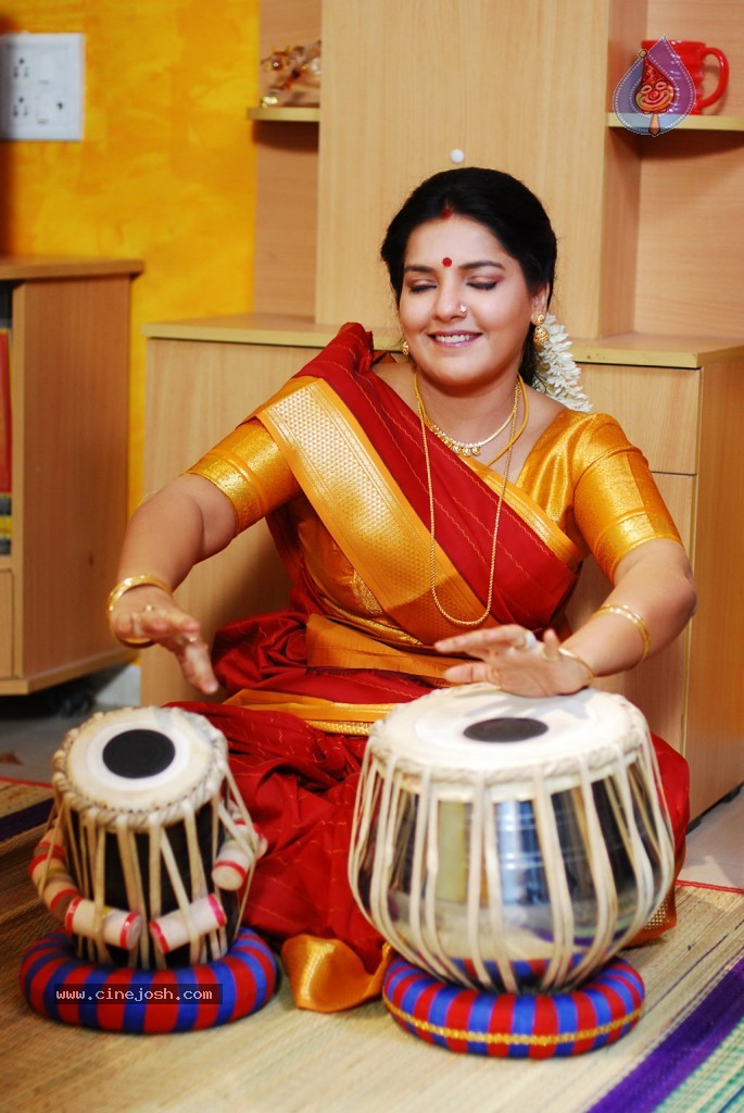 Madisar Mami Tamil Movie Hot Stills - 90 / 98 photos