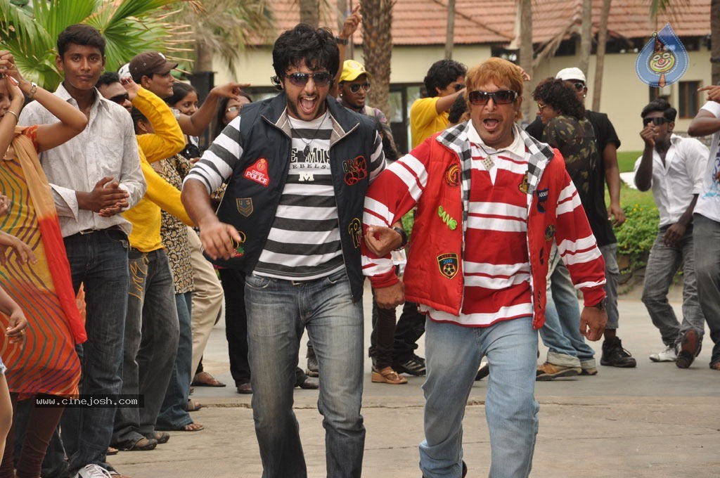 Maharaja Tamil Movie Hot Stills - 8 / 38 photos
