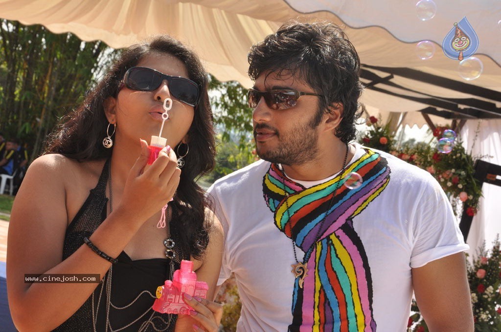 Maharaja Tamil Movie Hot Stills - 21 / 38 photos