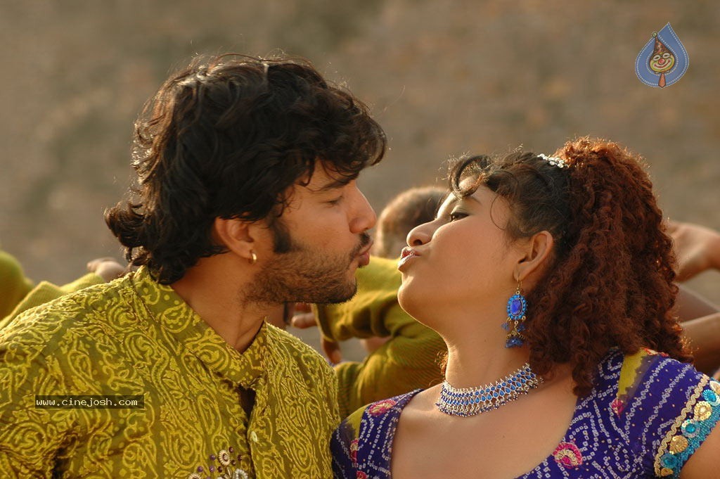 Maharaja Tamil Movie Hot Stills - 29 / 38 photos