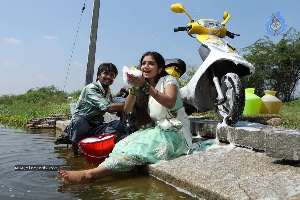 Manam Kothi Paravai Tamil Movie Stills - 24 / 27 photos
