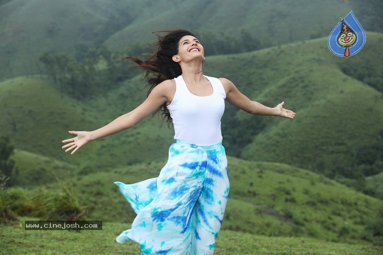 Manasuku Nachindi Movie Stills - 3 / 5 photos