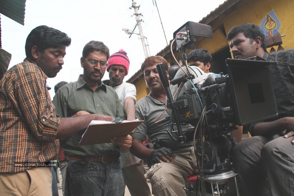 Mannaru Tamil Movie Stills - 8 / 33 photos
