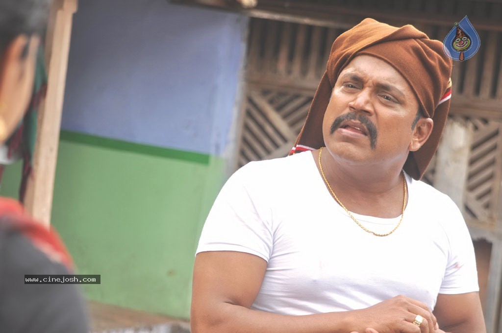 Mannaru Tamil Movie Stills - 12 / 33 photos