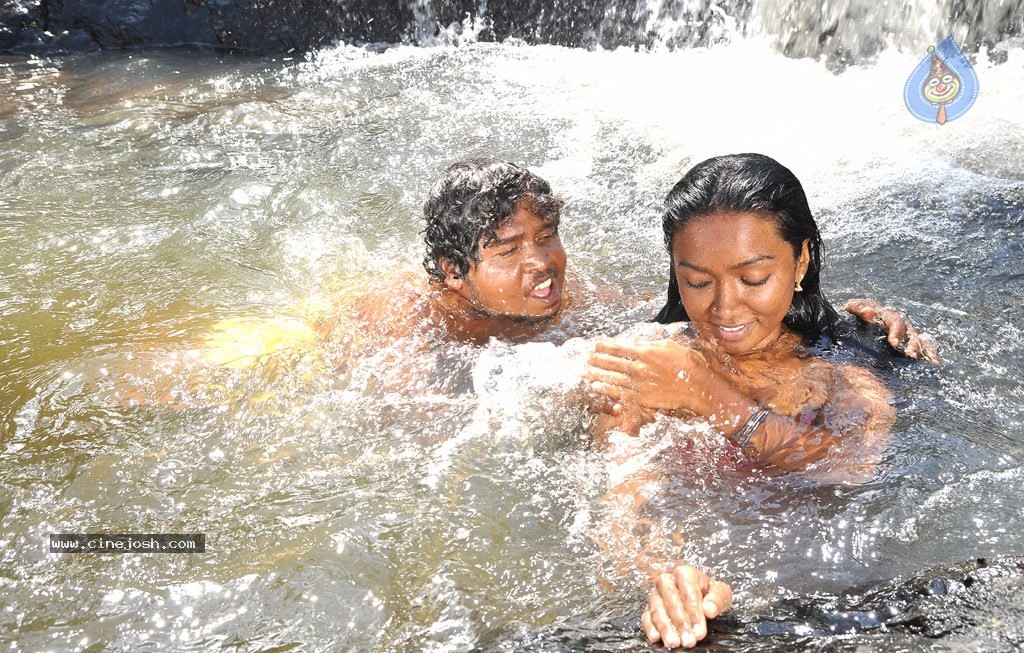 Mannaru Tamil Movie Stills - 31 / 33 photos