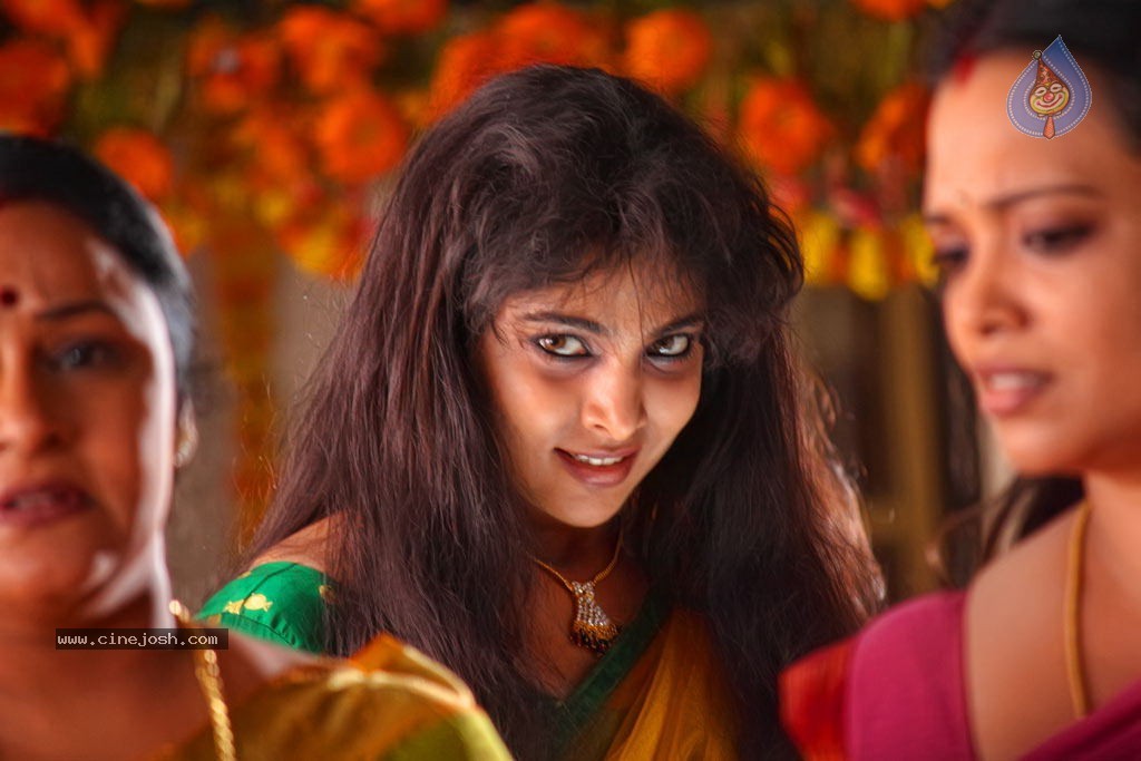 Manthrikan Tamil Movie Stills - 2 / 42 photos