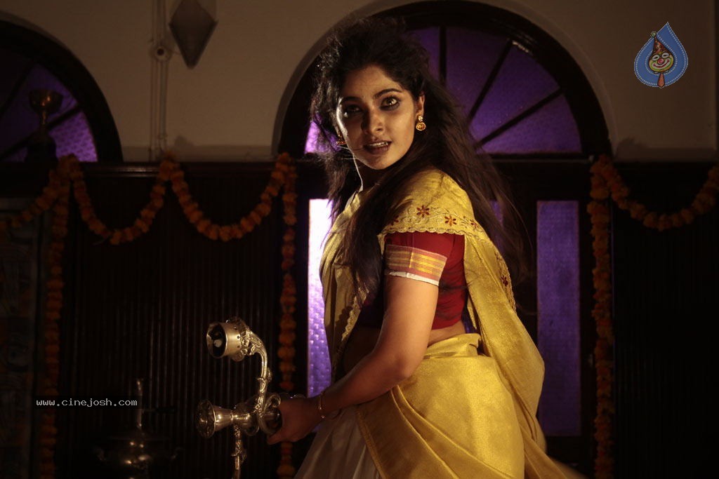 Manthrikan Tamil Movie Stills - 7 / 42 photos