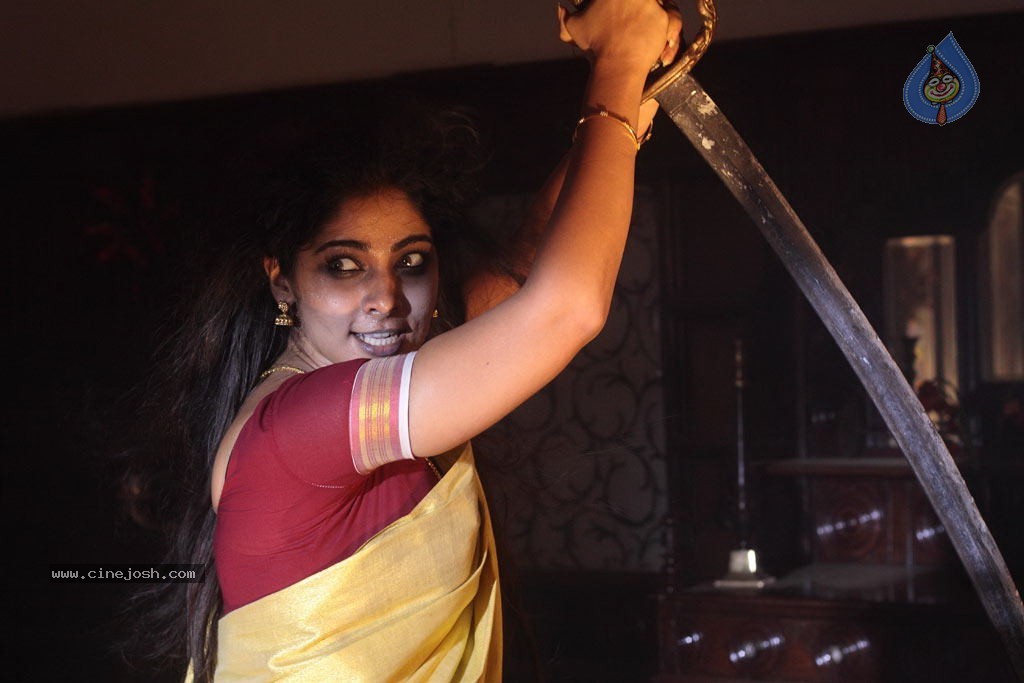 Manthrikan Tamil Movie Stills - 12 / 42 photos