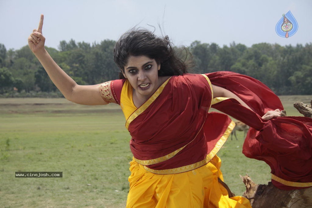 Manthrikan Tamil Movie Stills - 14 / 42 photos