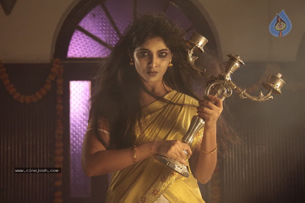 Manthrikan Tamil Movie Stills - 16 / 42 photos