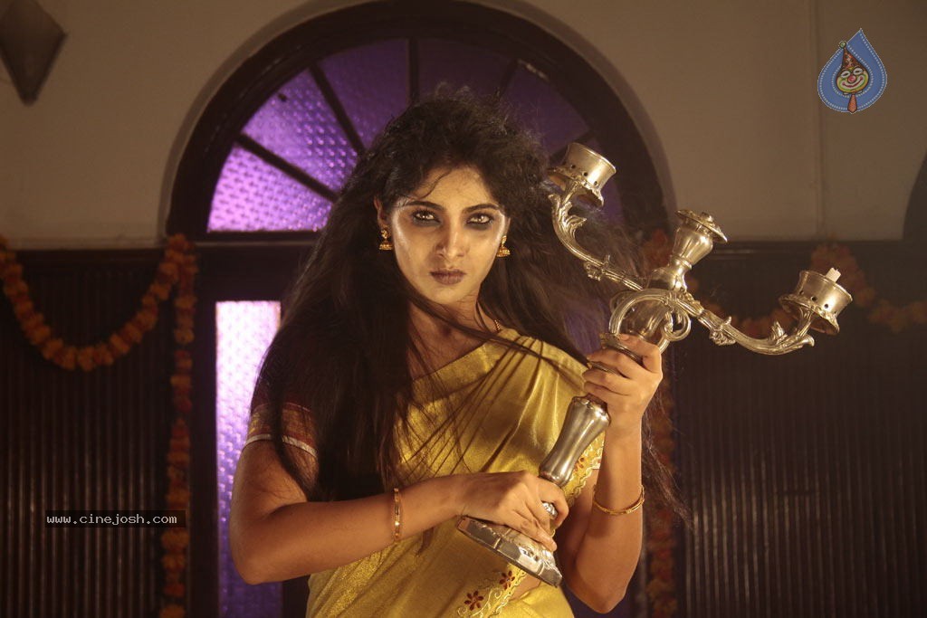 Manthrikan Tamil Movie Stills - 20 / 42 photos