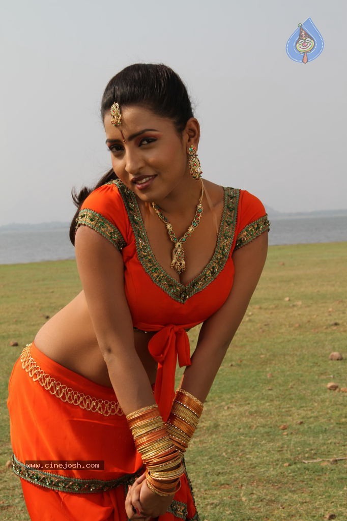 Marudhavelu Tamil Movie Hot Stills - 22 / 23 photos