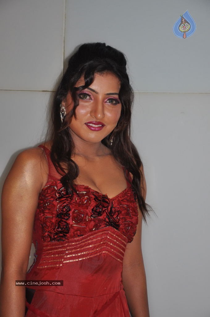 Marudhavelu Tamil Movie Stills - 13 / 47 photos