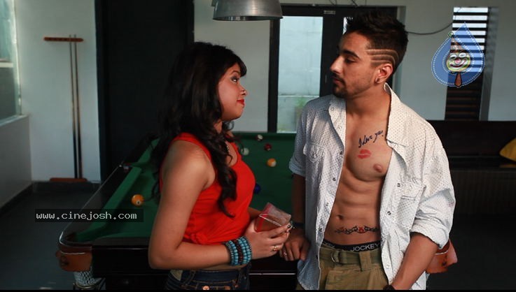 Masti Movie Hot Stills - 45 / 47 photos