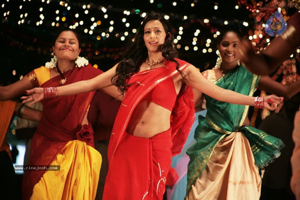 Mayanginen Thayanginen Tamil Movie Hot Stills - 5 / 31 photos