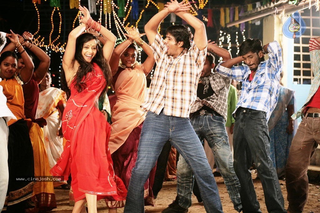 Mayanginen Thayanginen Tamil Movie Hot Stills - 10 / 31 photos
