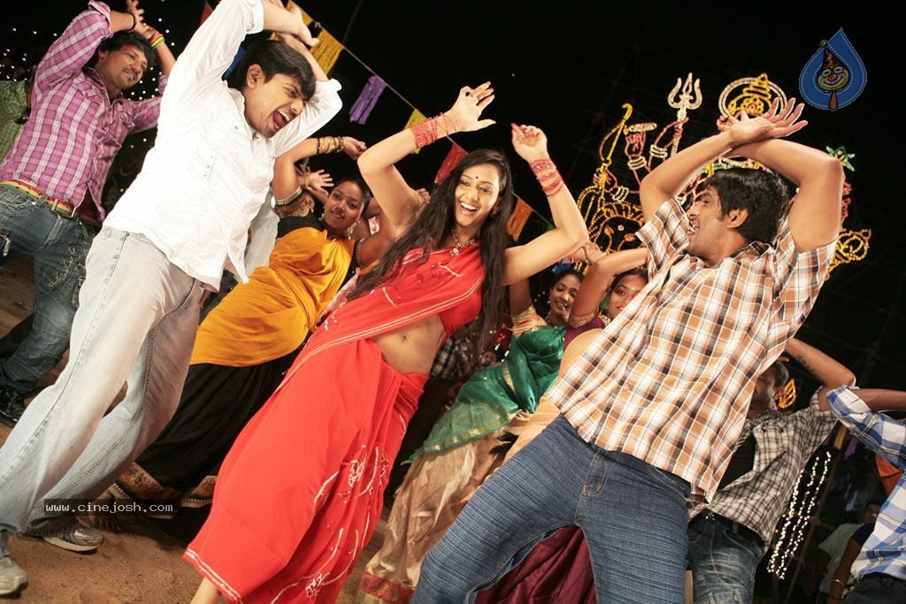 Mayanginen Thayanginen Tamil Movie Hot Stills - 27 / 31 photos