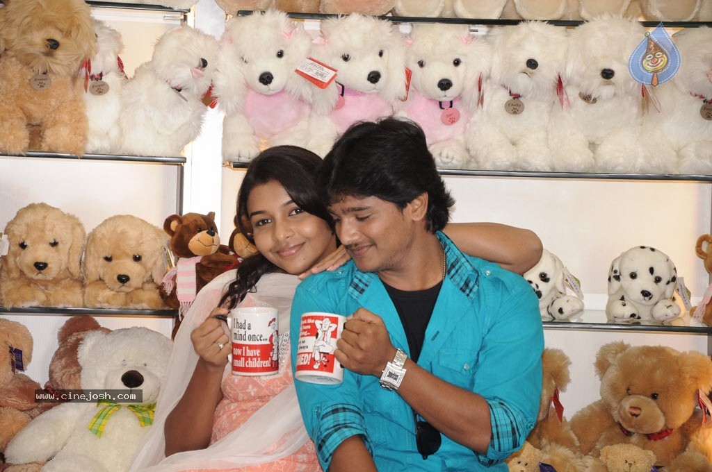 Mazhai Kaalam Tamil Movie New Stills - 113 / 117 photos