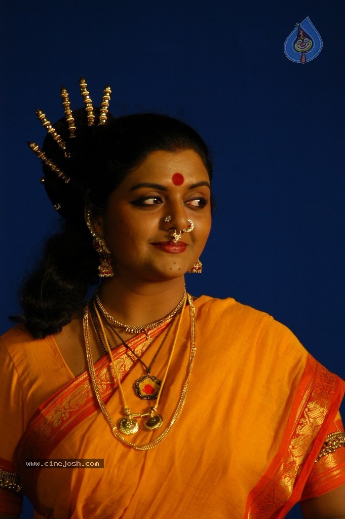 Meendum Amman Tamil Movie Stills - 7 / 28 photos