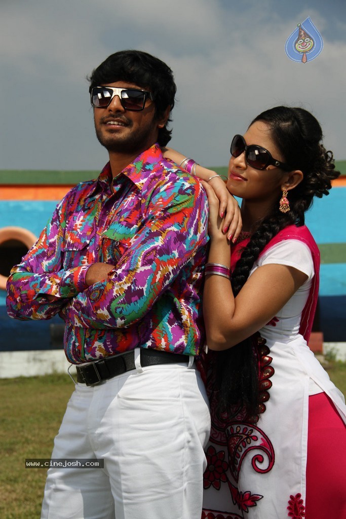 Mei Maranthen Tamil Movie Hot Stills - 20 / 42 photos