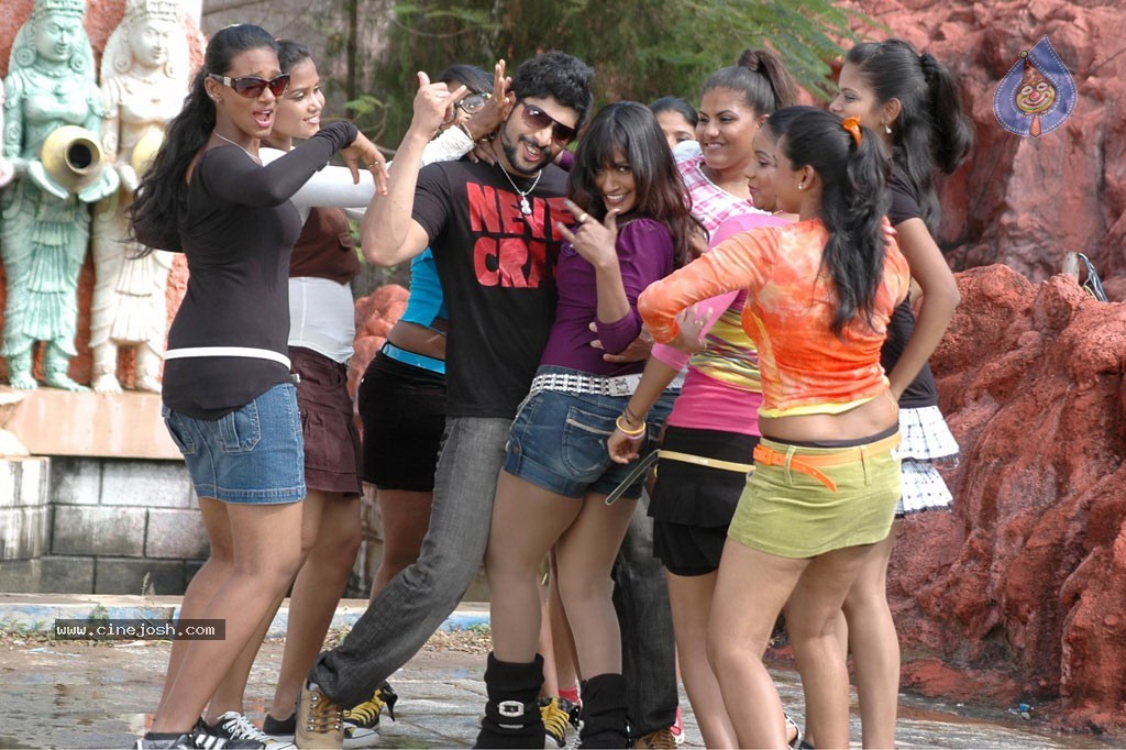 Minnal Tamil Movie Stills - 6 / 21 photos