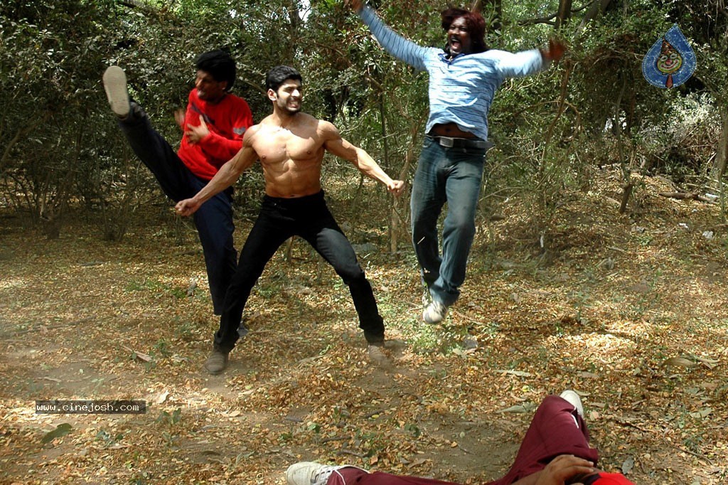 Minnal Tamil Movie Stills - 7 / 21 photos