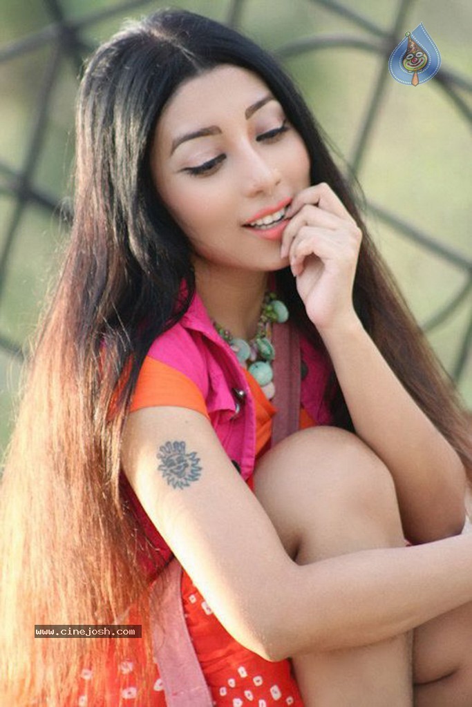 Minnal Tamil Movie Stills - 10 / 21 photos