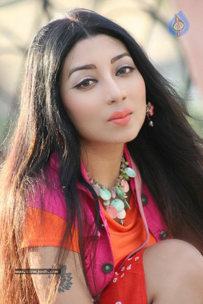 Minnal Tamil Movie Stills - 13 / 21 photos