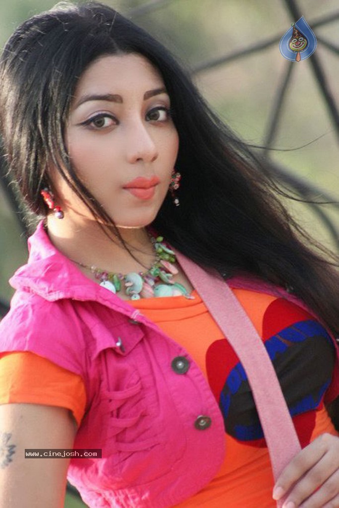 Minnal Tamil Movie Stills - 19 / 21 photos