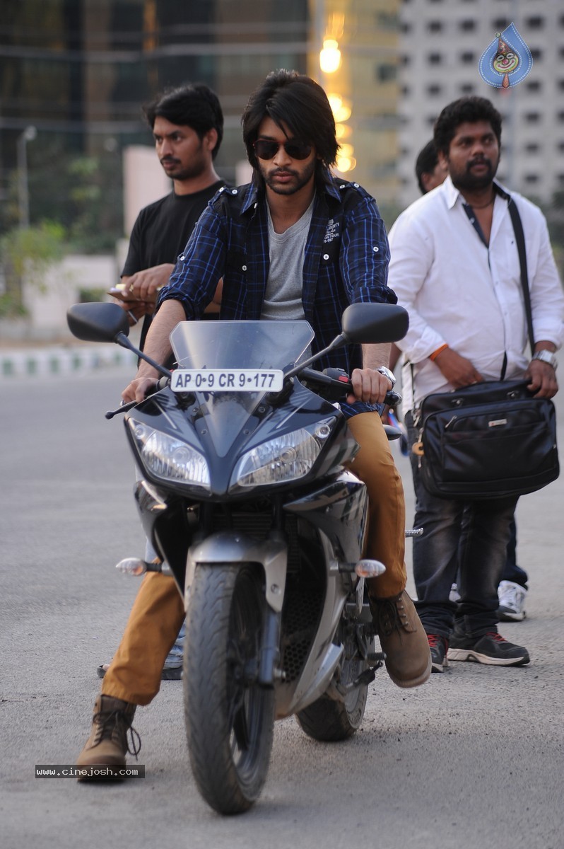 Mirchi Lanti Kurradu Movie Stills - 22 / 25 photos