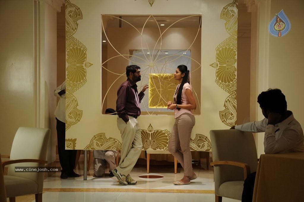Moondru Per Moondru Kaadhal Tamil Movie Stills - 9 / 47 photos
