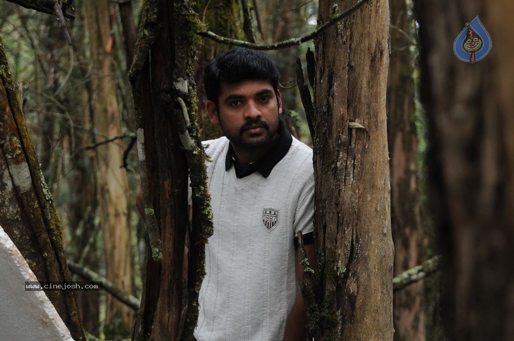 Moondru Per Moondru Kaadhal Tamil Movie Stills - 30 / 47 photos