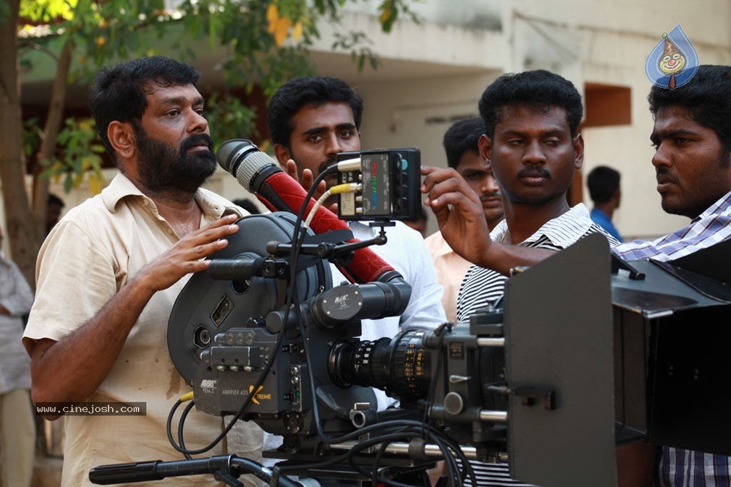 Moondru Per Moondru Kaadhal Tamil Movie Stills - 47 / 47 photos